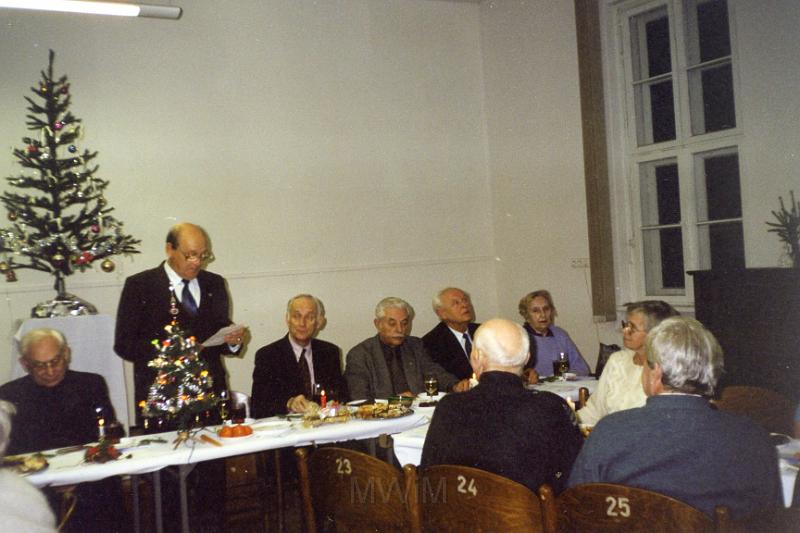 KKE 3289.jpg - Spotkanie opłatkowe TMWiP w starym domu parafialnym, Olsztyn, 1998 r.